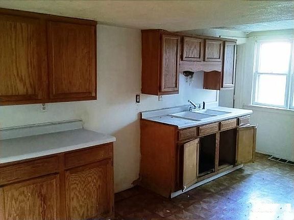 5th image of 212 Woodrow St