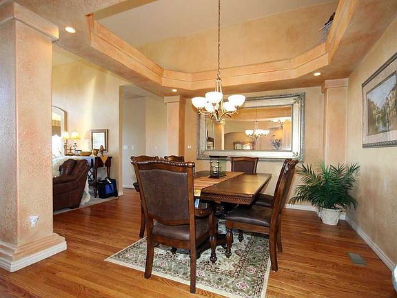 Fromal dining room for elegant dinners!