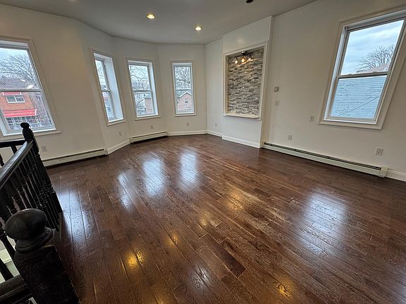 3rd image of 1457 Oakley St #2