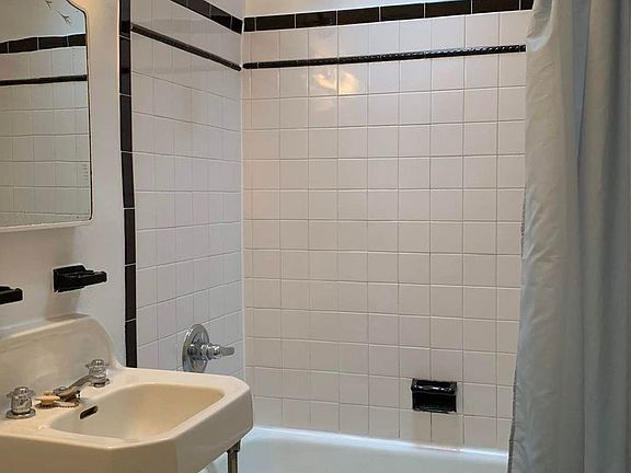 5th image of 20 Bank St #4