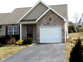7 Lexington Dr, Hanover, PA 17331