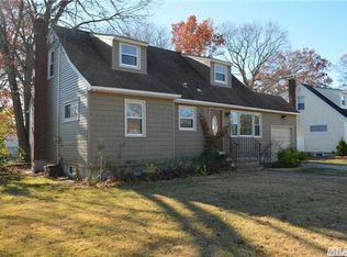 186 N Hawthorne St, Massapequa, NY 11758