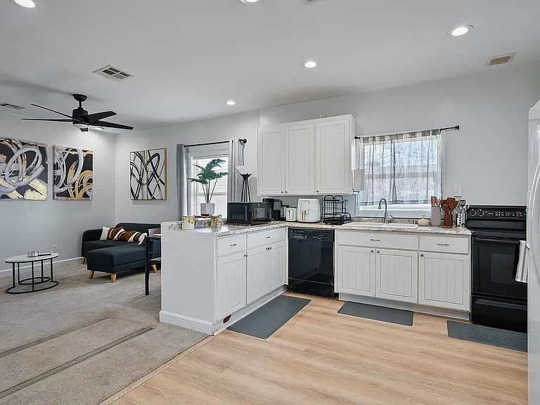1632 E Adams St — Photo 25