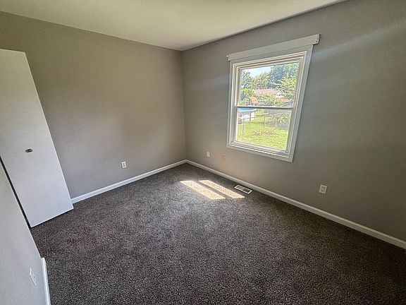 5th image of 449 Shellview St