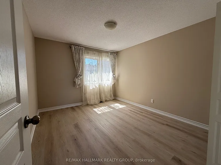1158 Tischart Cres — Photo 17