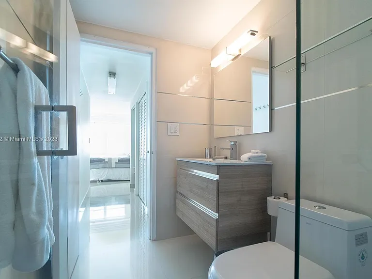 5601 Collins Ave #1405 — Photo 9