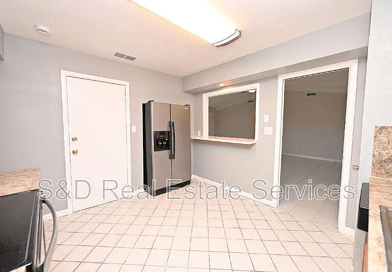 907 Swann Dr — Photo 9