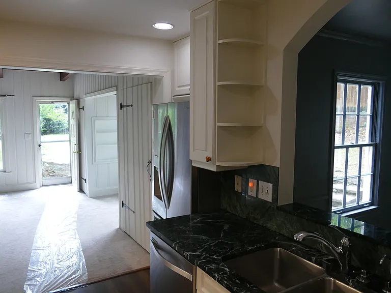 Kitchen and Dining Room. New or recent appliances.