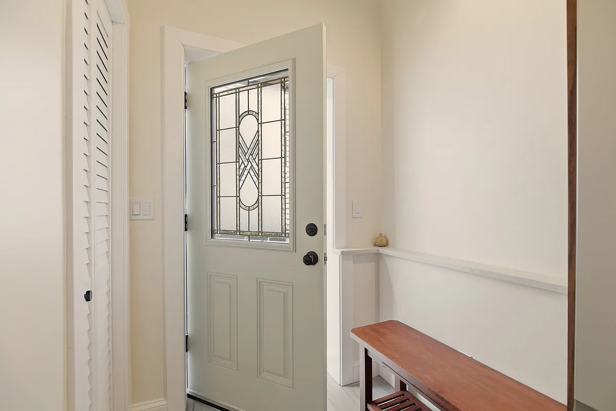 Building Photo - 98 Kay St #4