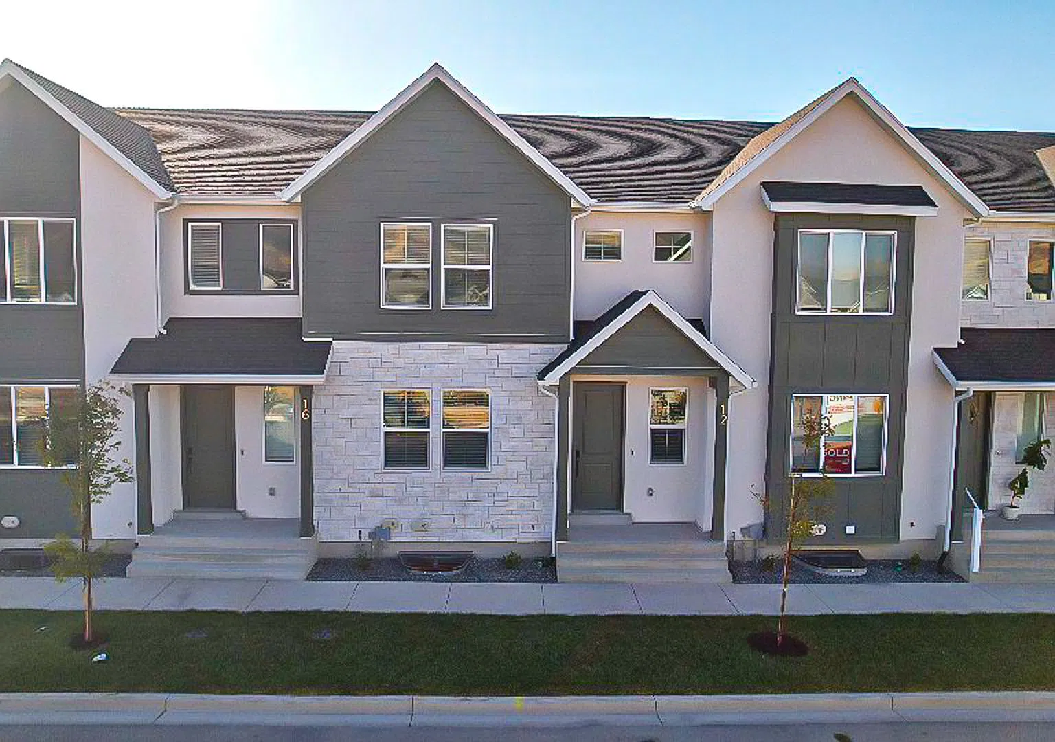 Stunning 2024 Townhome for Rent in Sunrise Ranch Mapleton, Utah — Photo 1
