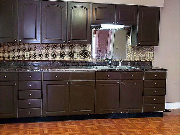 4th image of 126 Nassau St
