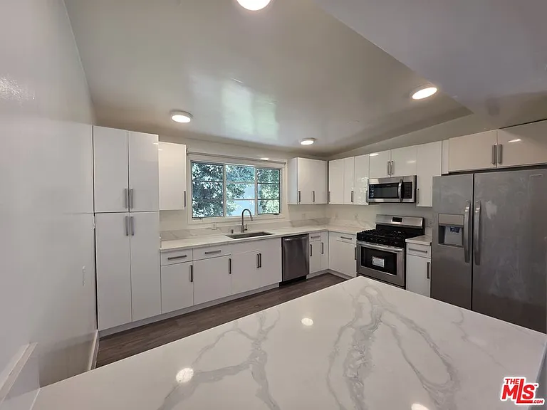1635 S Beverly Glen Blvd #6 — Photo 1