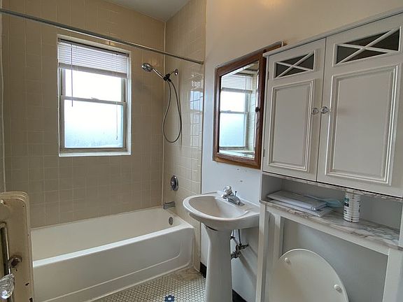 5th image of 1064 W Cornelia Ave #2