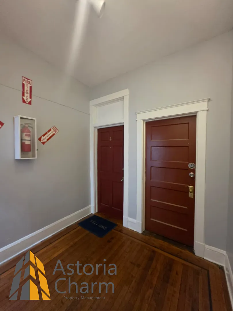 2206 Roslyn Ave - Unit 3 — Photo 2