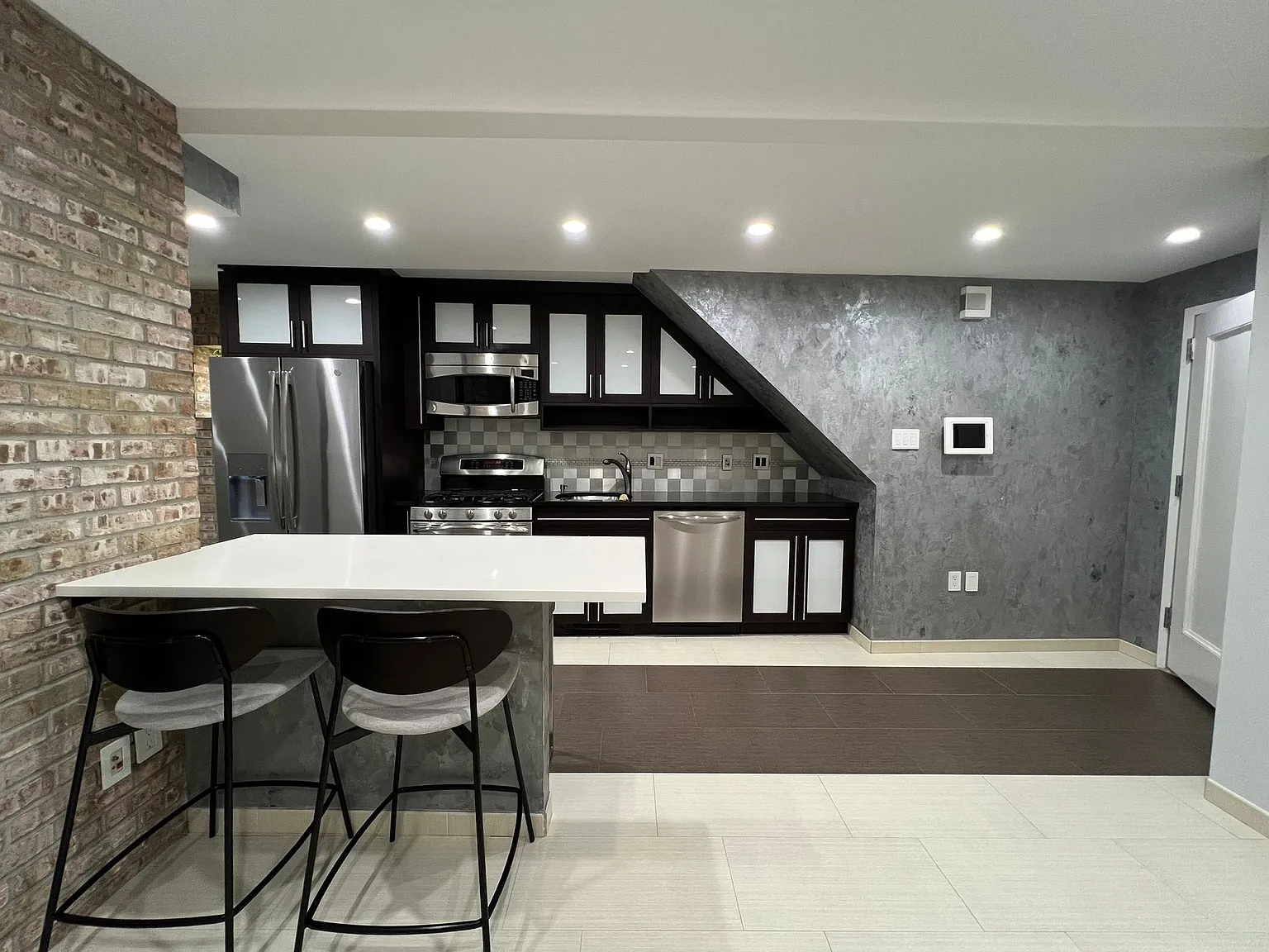 20-10 Hazen Street — Photo 2
