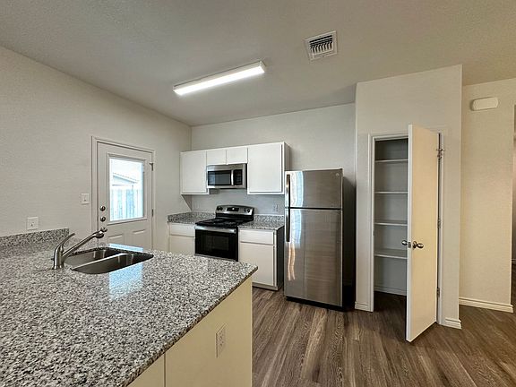5th image of 1833 Clovis Dr