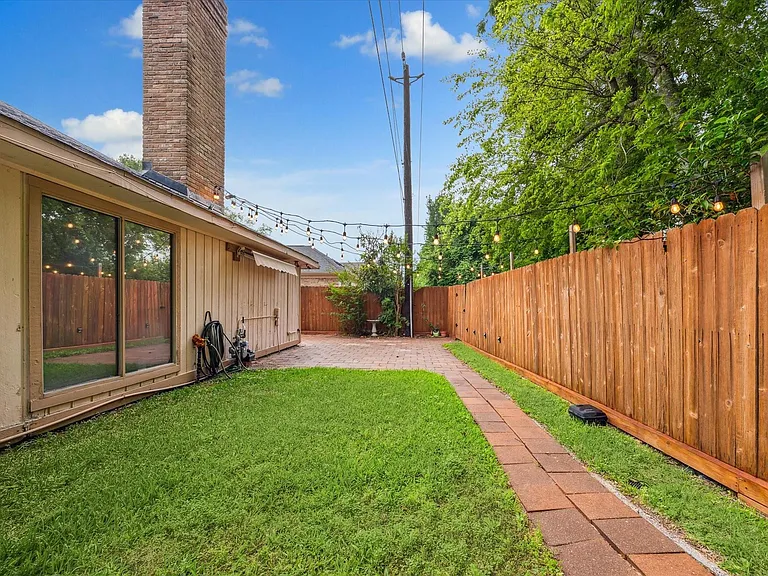 910 Coachlight Dr — Photo 22