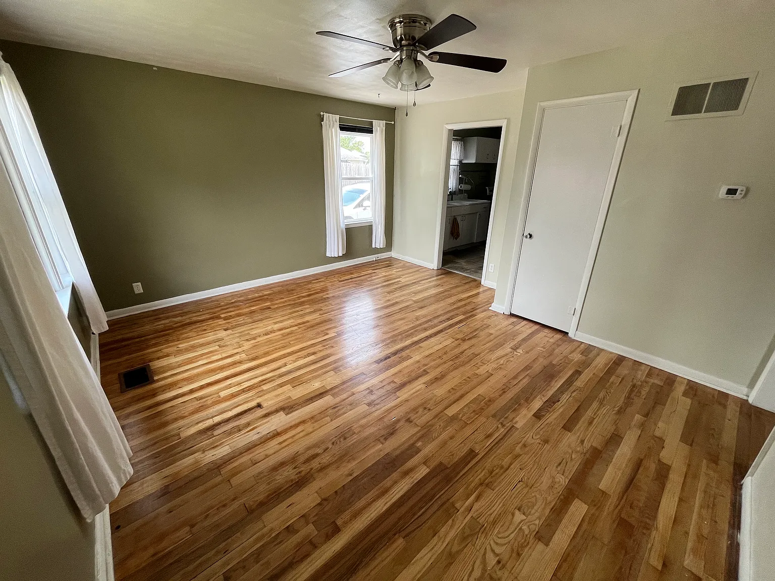 2 bed, 672 sqft, $1,300 — Photo 3