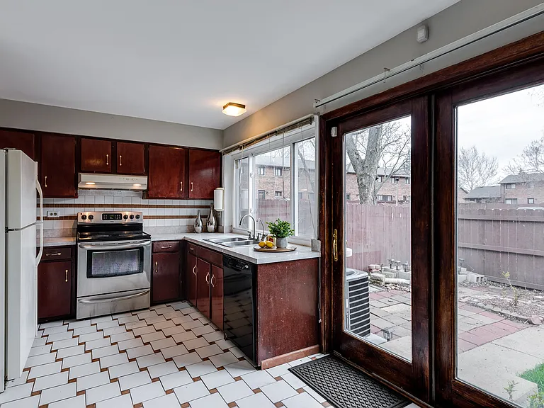 18W269 Kirkland Ln — Photo 9