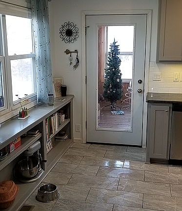 Dining room to kitchen