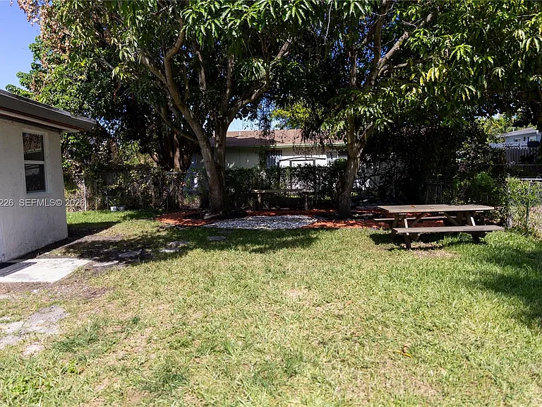 250 NW 14th Way — Photo 3