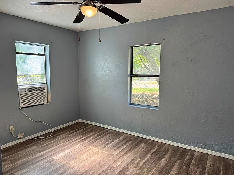 808 E Bank St — Photo 12