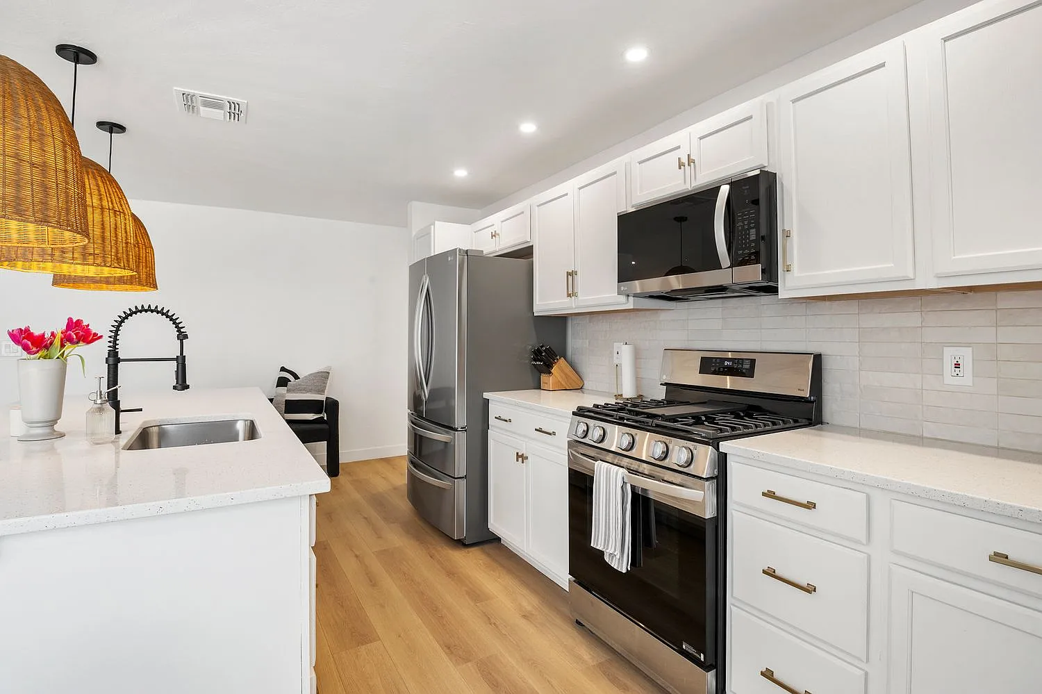 5 bed, 2200 sqft, $5,000 — Photo 2