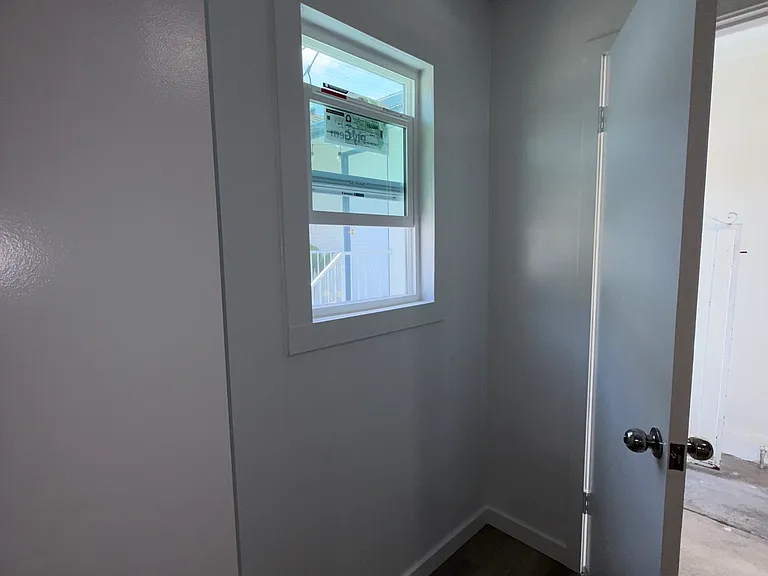2709 E 10th St — Photo 11