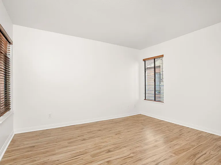 1655 Greenfield Ave #14 — Photo 25
