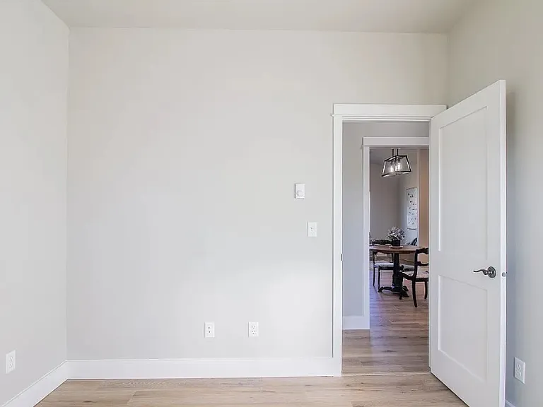 900 Evans Ave — Photo 8