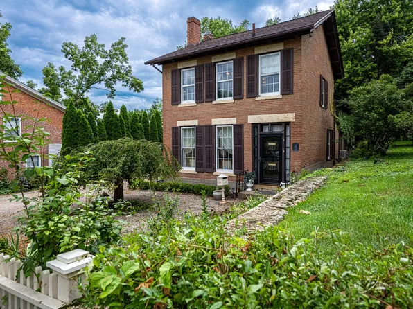 211 S High St, Galena, IL 61036