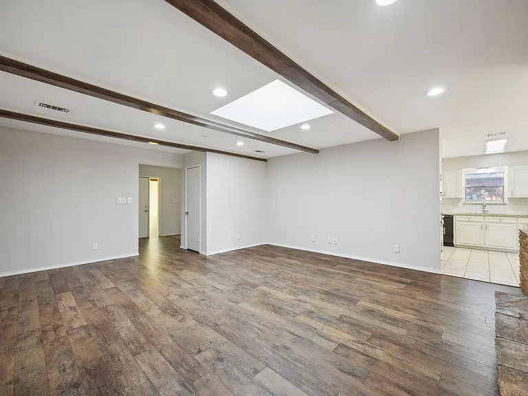 1725 Northcrest Dr — Photo 4