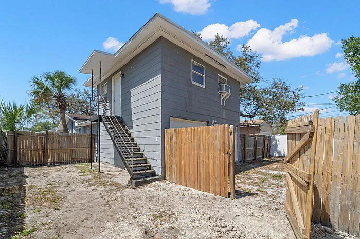 1 bed, 1.0 bath, 440 sqft, $1,050 — Photo 2