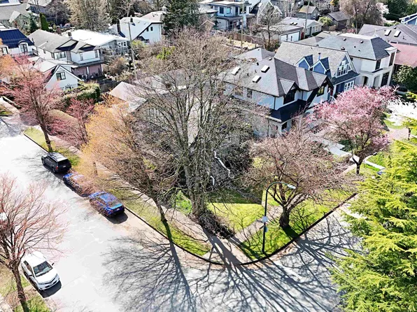 4402 W 12th Ave, Vancouver, BC V6R 2R2