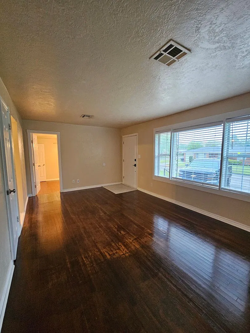 Preleasing For July 2027! (4) Bed/(2) Bath Close To Campus! — Photo 2
