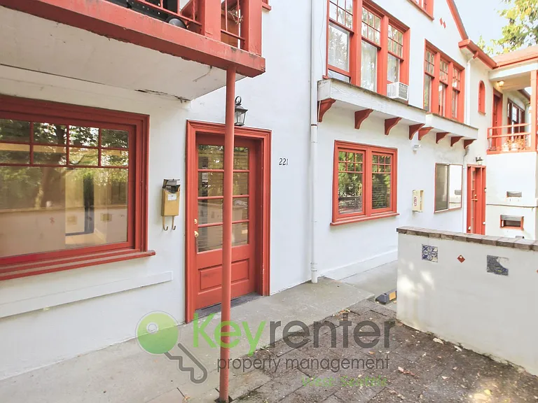 215-221 E Louisa St — Photo 2