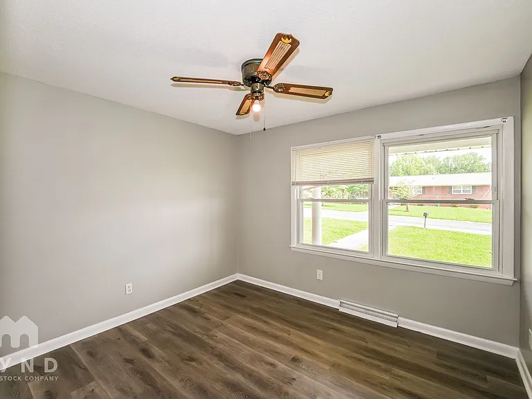 221 Tanglewood Dr — Photo 15