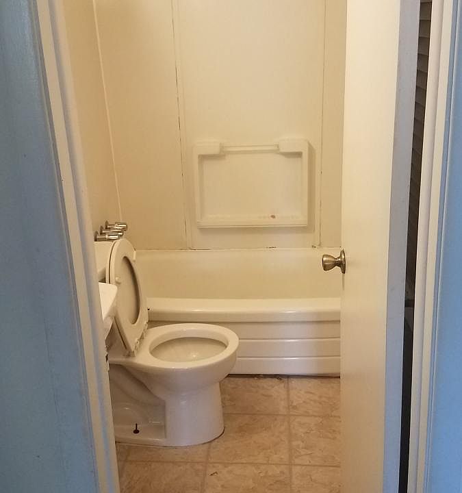 2nd image of 906 Tulip St