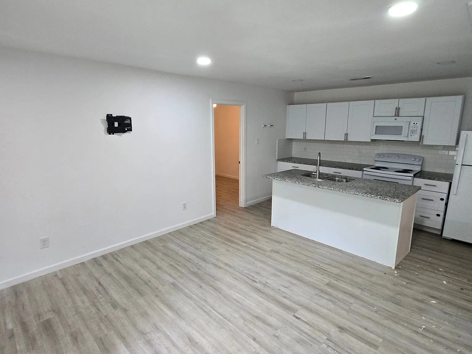 3 bed, 2.0 bath, $1,600 — Photo 2