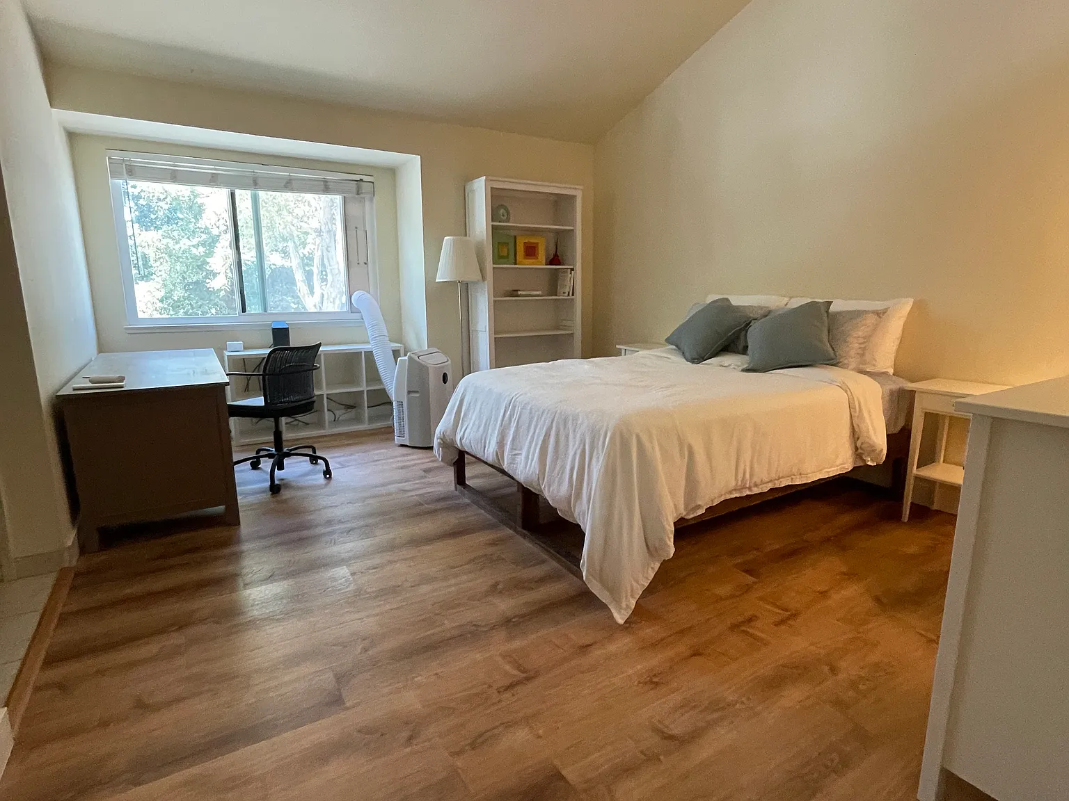 3 bed, 2.5 bath, 1348 sqft, $2,000 — Photo 2