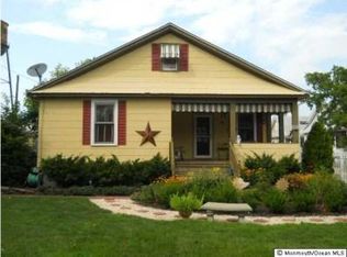 4 Walnut Ter, Keyport, NJ 07735