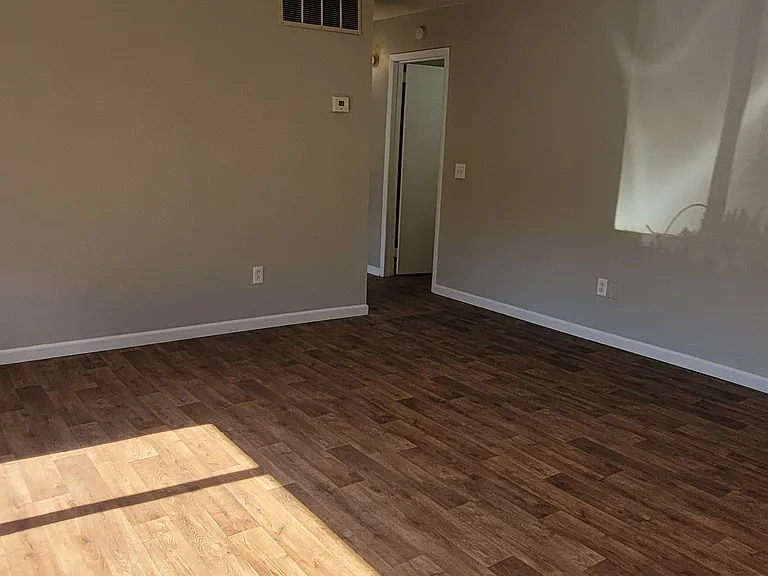 306 Larson Ct #7 — Photo 5