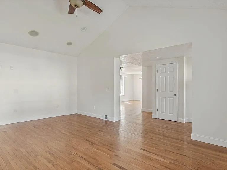 152 N Main St — Photo 14