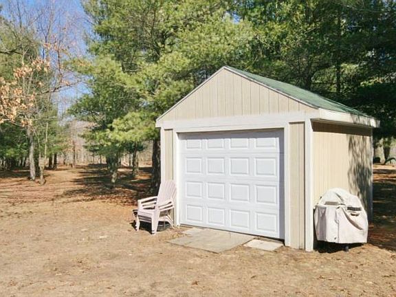 This is the detached one car garage