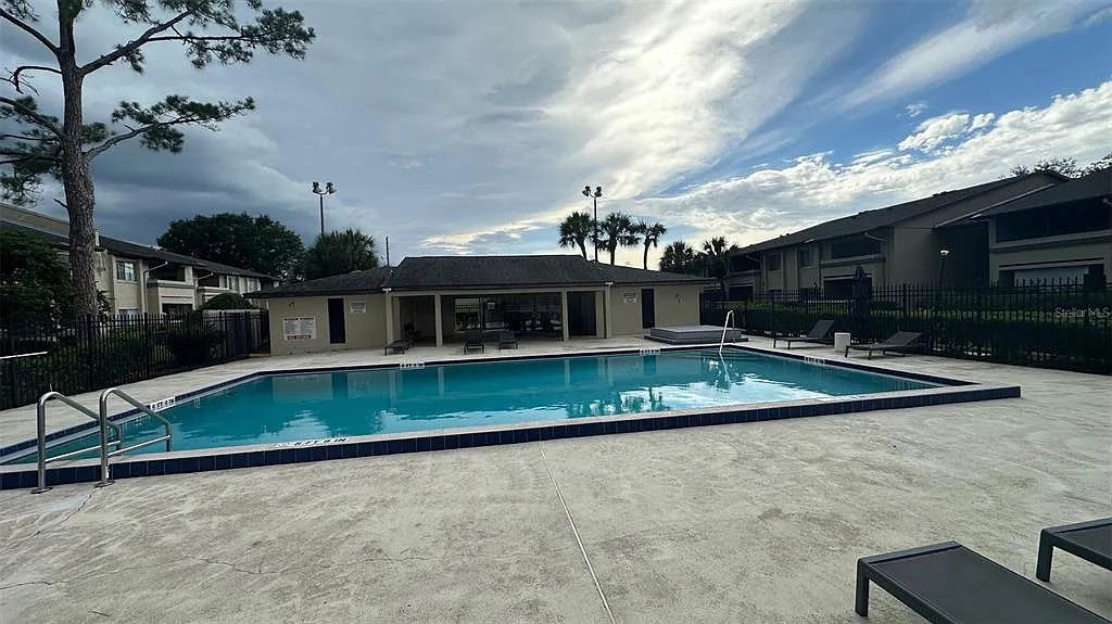 1 bed, 1.0 bath, 742 sqft, $1,300 — Photo 4