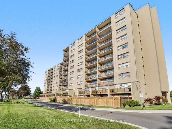 15 Nicklaus Dr #807, Hamilton, ON L8K 5J5