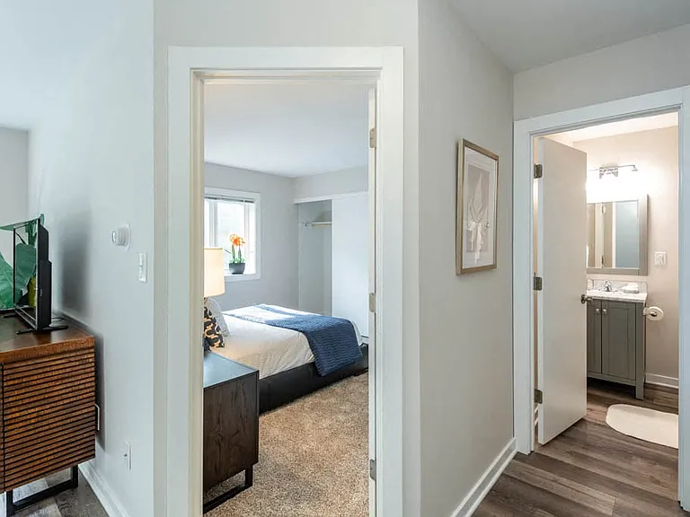 Dolphin Square Apartments — Photo 14