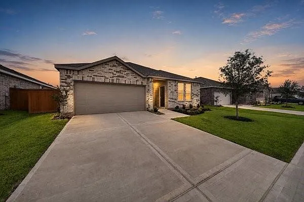 4 bed, 3.0 bath, 2368 sqft, $2,600 — Photo 3