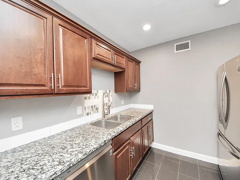 2224 S Piney Point Rd #227 — Photo 7