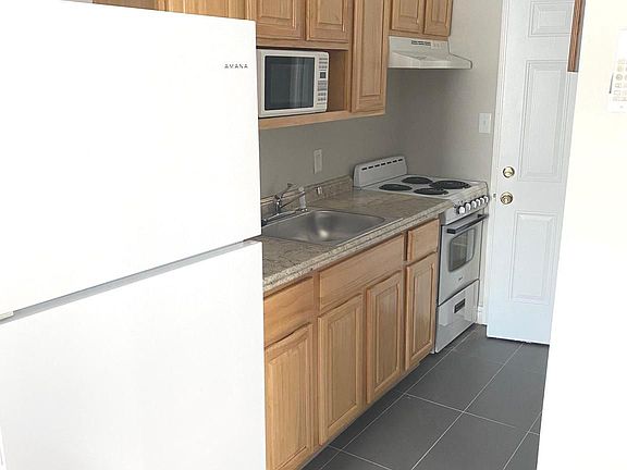 3rd image of 1931 Christian St #23